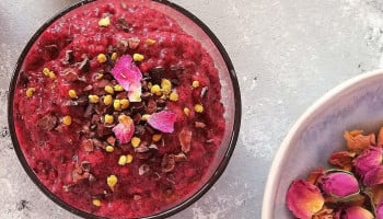 CHIAGRØD MED RØDBEDEPULVER, KAKAO NIBS OG ROSENBLADE