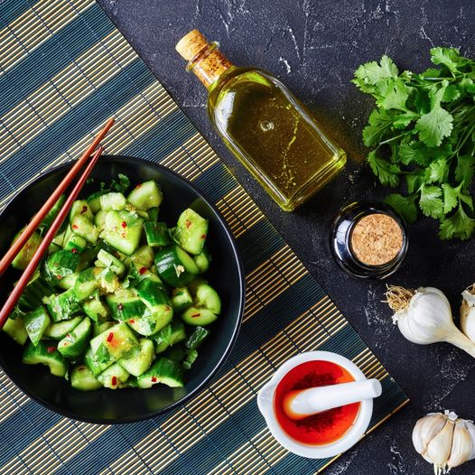'SMASHED CUCUMBER' SALAT MED TAMARIND/GOCHUGARUDRESSING