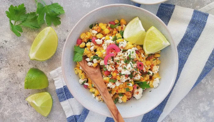 MAJSSALAT MED ANCHO CHILI, SUMAK OG BIRKERØGET SALT