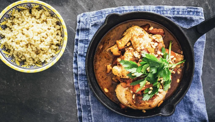 GRYDESTEGT KYLLING I KLASSISK TAGINE-SAUCE