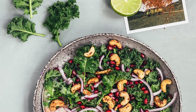 SPICY GRØNKÅLSSALAT MED RAS EL HANOUT