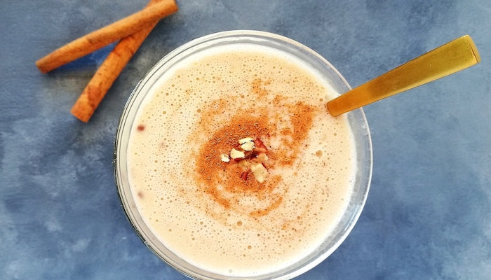 TAHINI SMOOTHIE MED KANEL OG TONKABØNNE