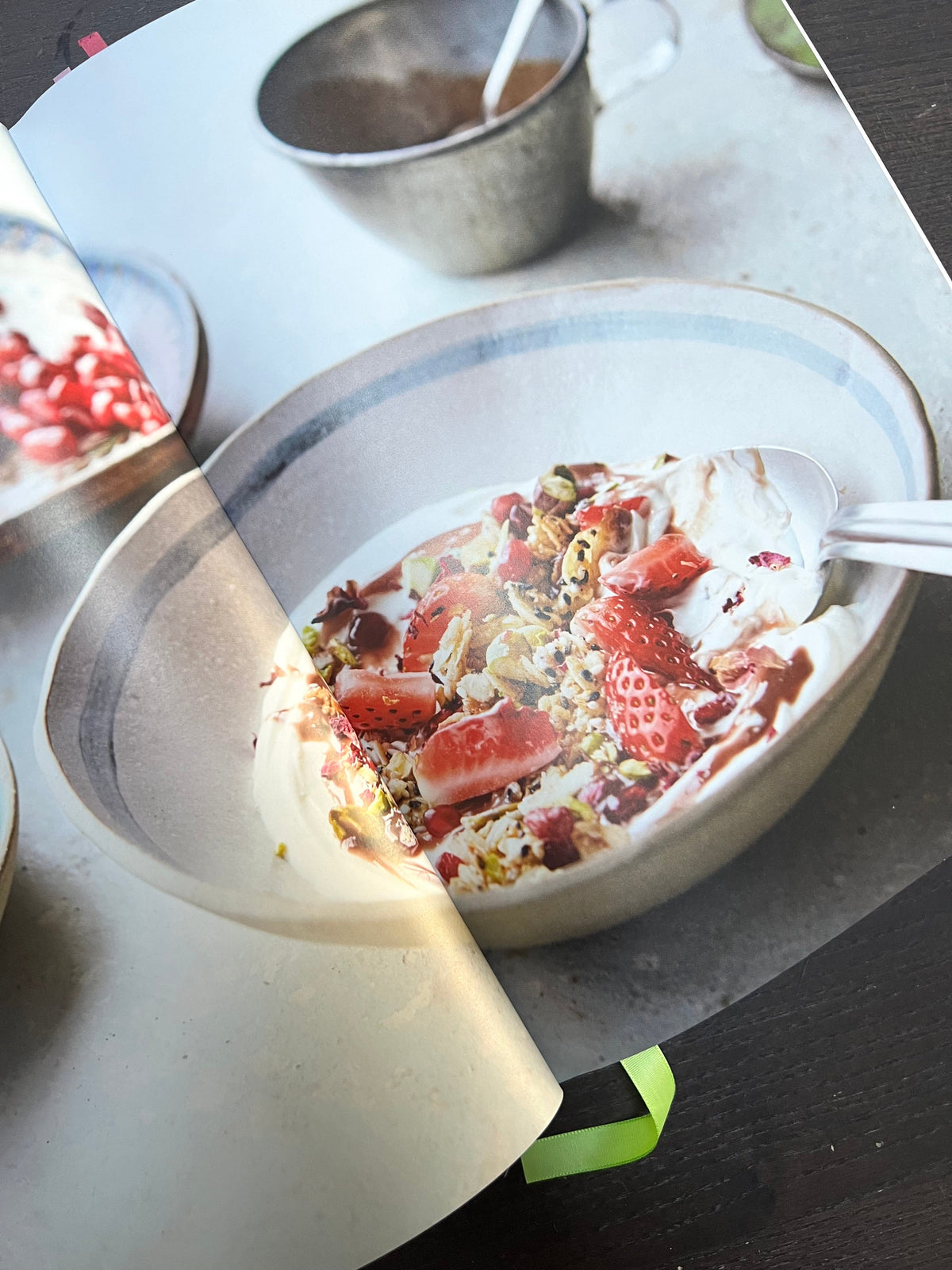 Frugt og yoghurt med sesammysli og daddel-tahinsirup