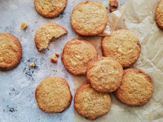 Cookies med lakridsrodspulver, hvid chokolade og citronskal