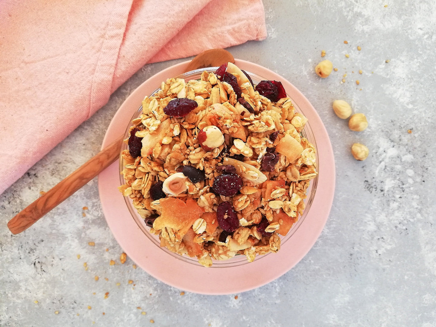 GRANOLA MED KARDEMOMME OG TAHIN