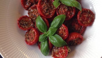 OVENBAGTE TOMATER MED OREGANO OG TIMIAN